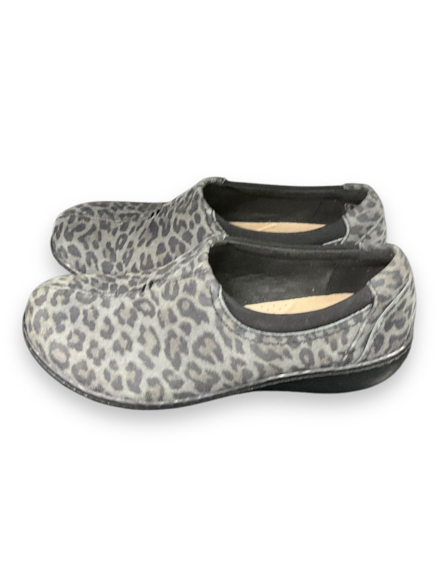 Shoes Flats By Clarks In Animal Print, Size: 7
