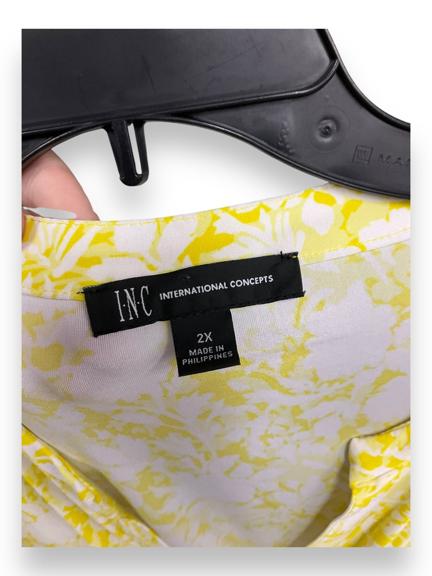 Top Long Sleeve By Inc In White & Yellow, Size: 2x