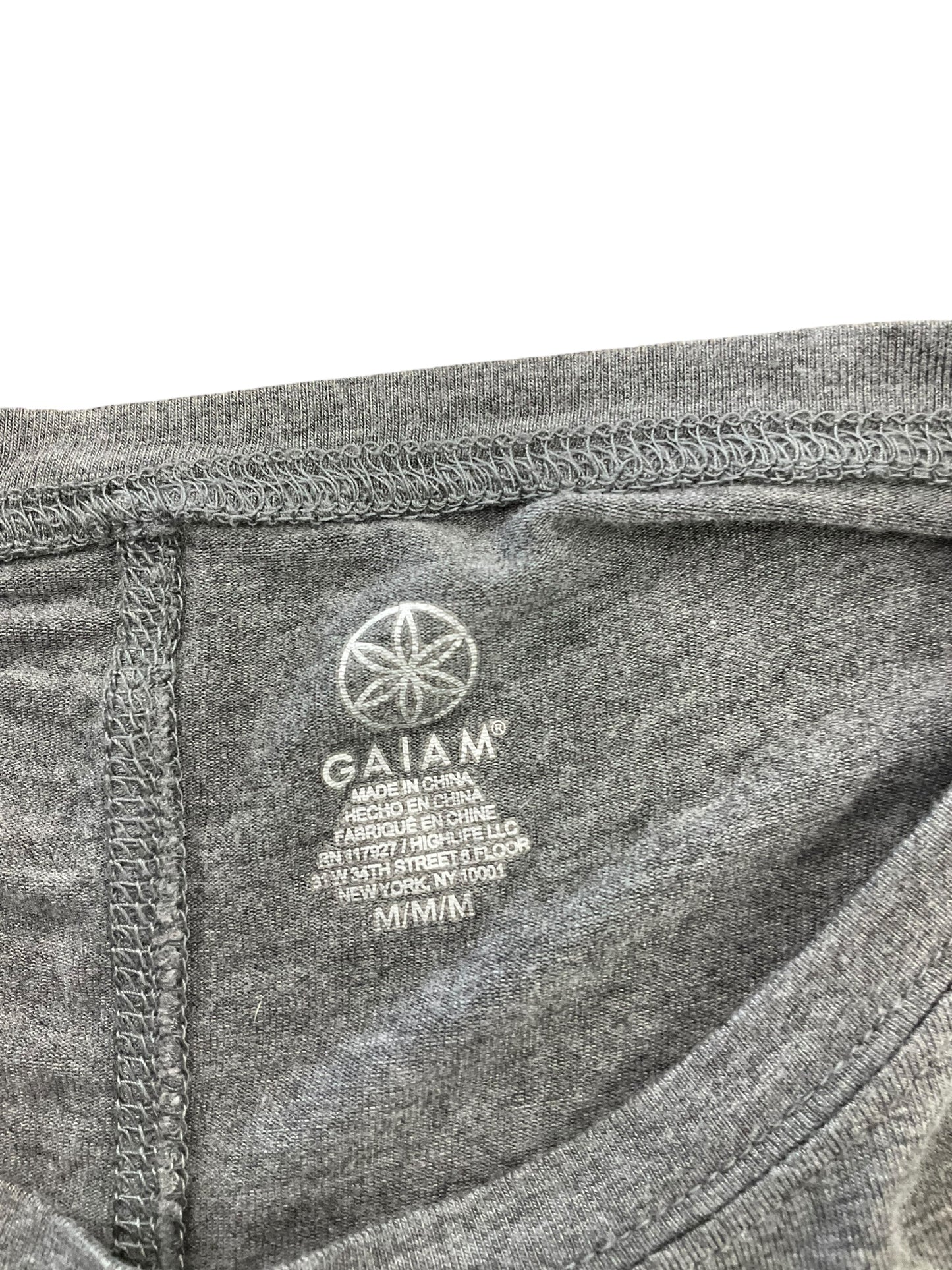 Top Short Sleeve By Gaiam In Grey, Size: M