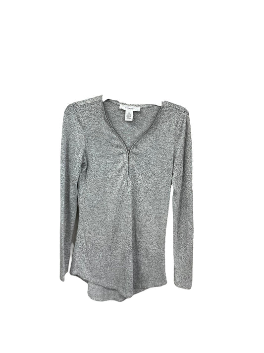 Top Long Sleeve By Workshop In Grey, Size: Xs