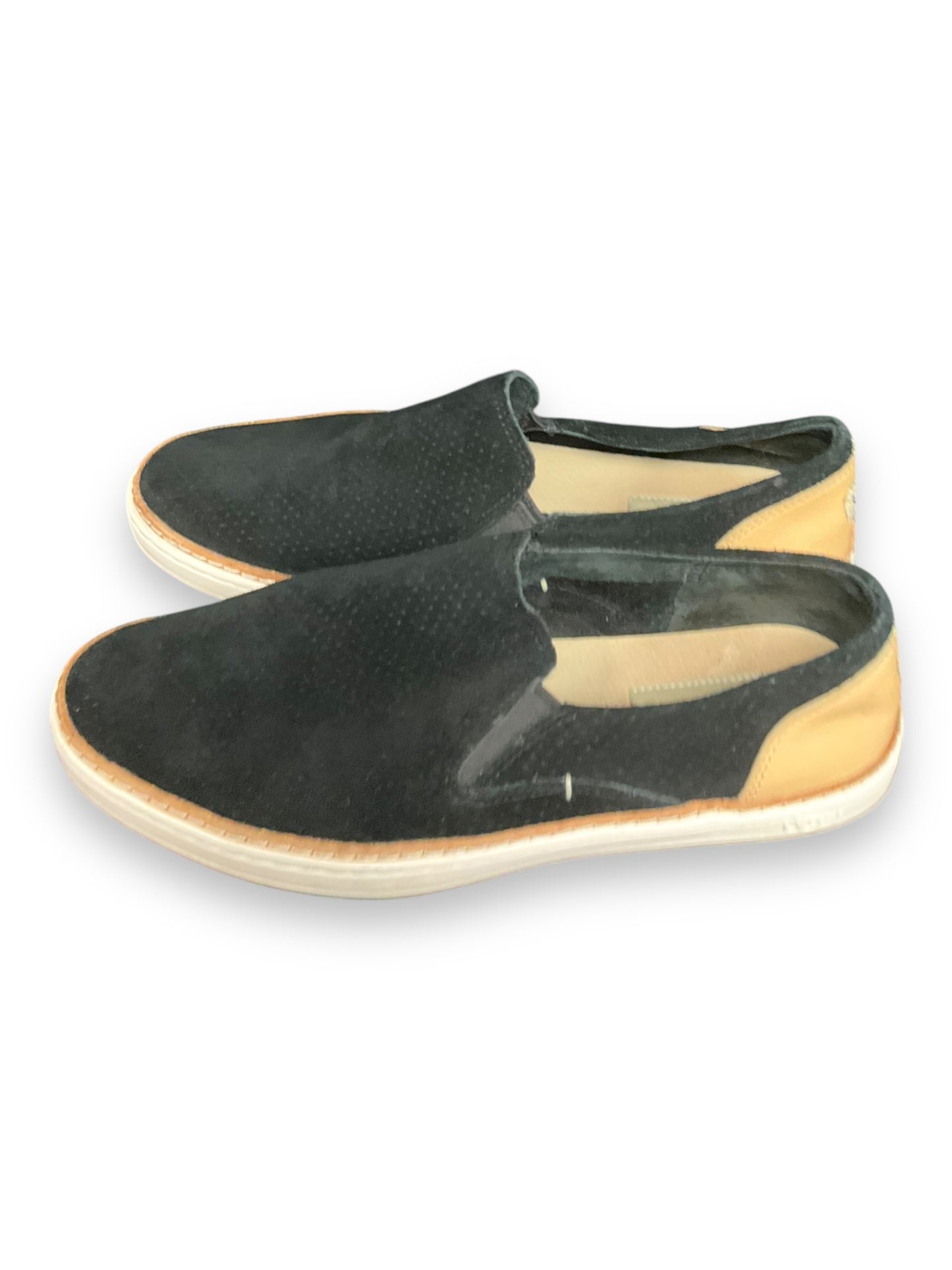 Shoes Flats By Ugg In Black & Tan, Size: 7.5