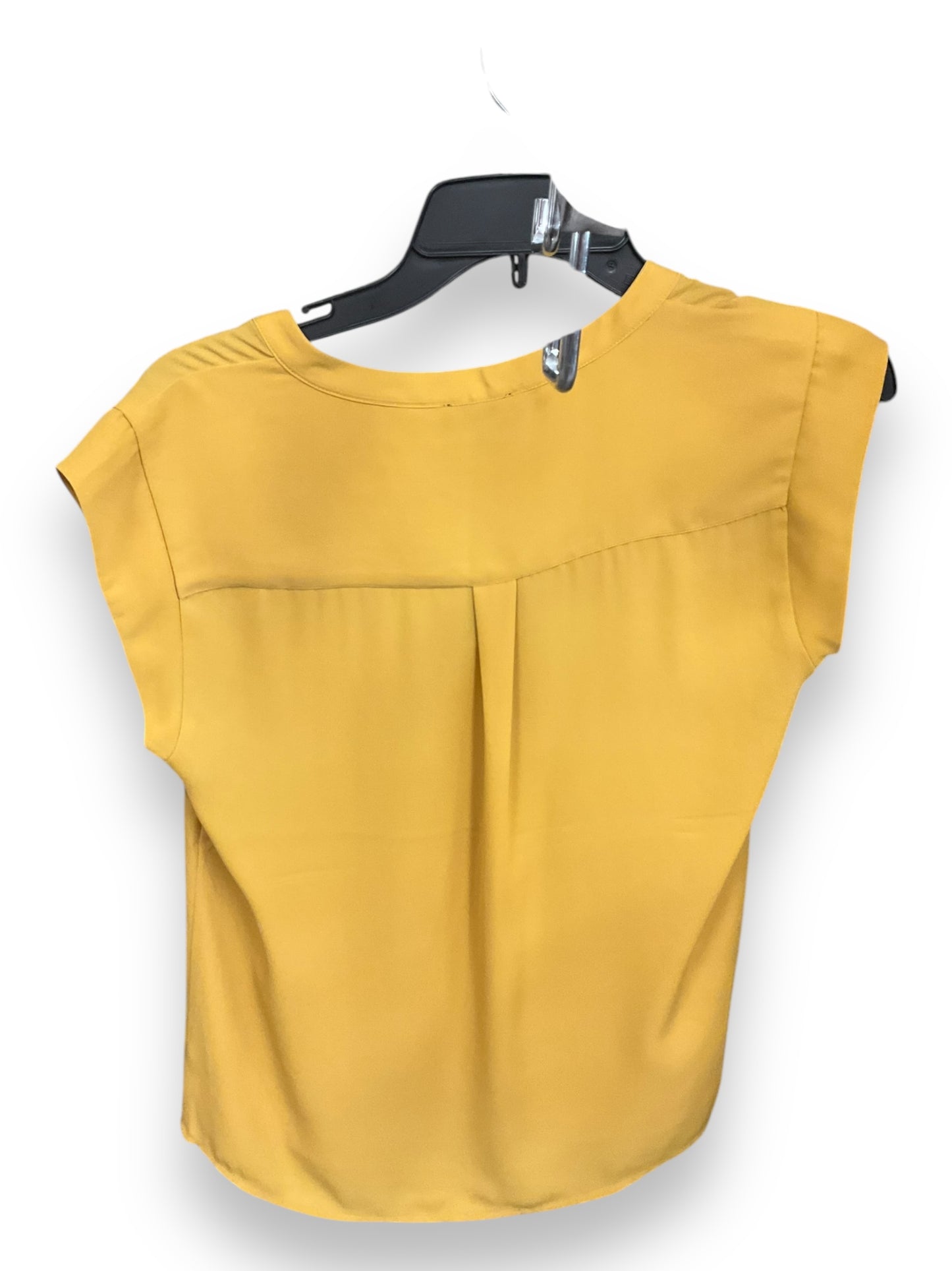 Top Sleeveless By Limited In Gold, Size: S