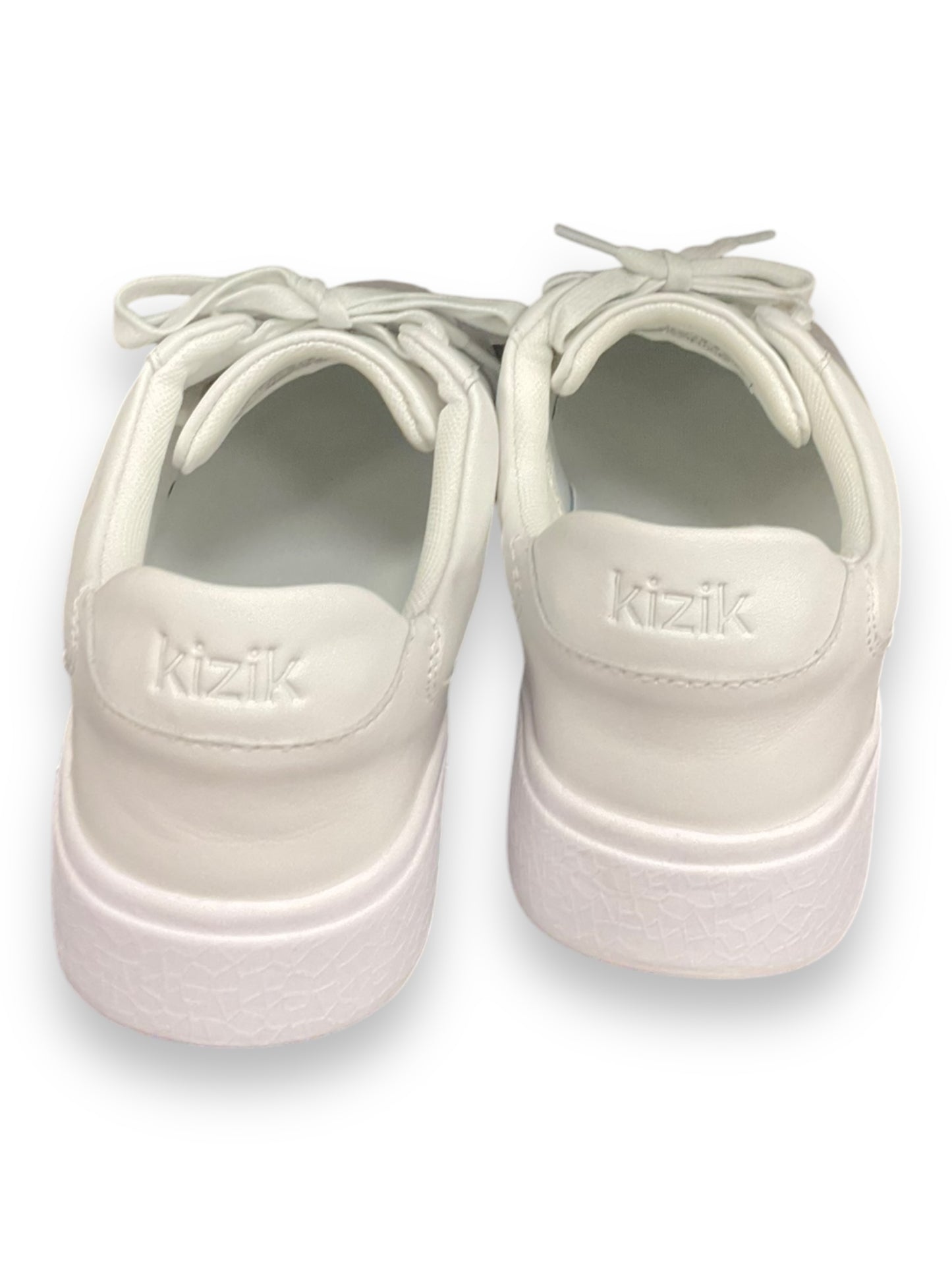 Shoes Sneakers By Clothes Mentor In White, Size: 9.5