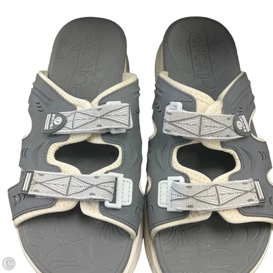 Sandals Flats By Clothes Mentor In Grey & White, Size: 11