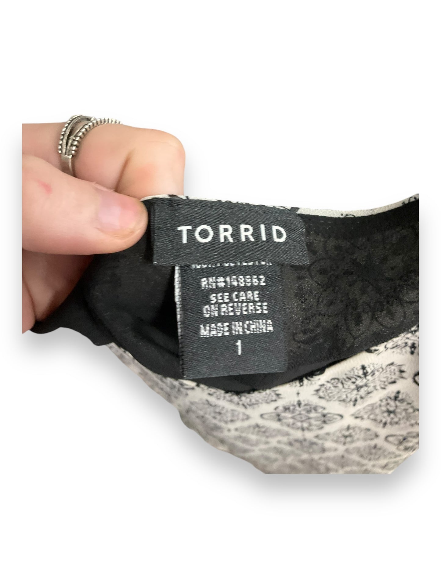 Top Sleeveless By Torrid In Black & White, Size: 1x