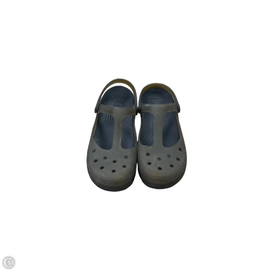 Shoes Flats By Crocs In Green, Size: 9