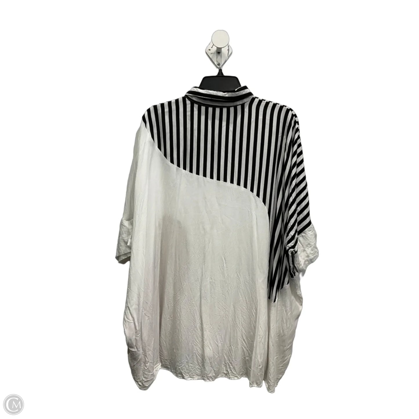 Top Short Sleeve By Clothes Mentor In White, Size: M
